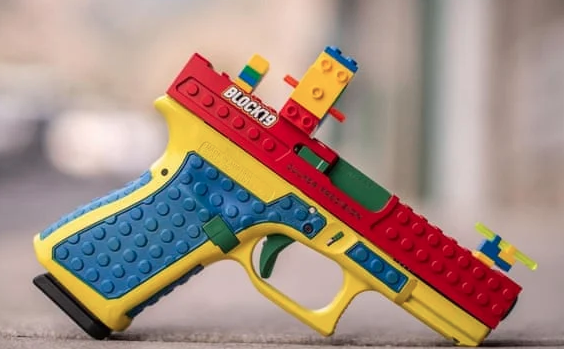Perusahaan Senjata Memicu Kontroversi karena Memproduksi Pistol yang Terlihat Seperti Mainan LEGO