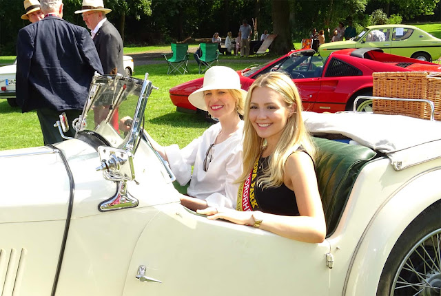 Miss NRW Alina Müllenborn und Prinzessin Marie-Christine sitzen in einem weissen Oldtimer Cabrio auf Schloss Merode Miss NRW Alina Müllenborn und Prinzessin Marie-Christine testen mal die Sitze in einem weißen Oldtimer auf dem 1. Fashion Award 2018