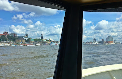 Hafenblick Hamburger Hafenblick, Blick von der Elbfähre auf die Skyline von Hamburg