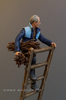 Statuine presepe personalizzate con vestiti moderni statuina uomo anziano su scala orme magiche