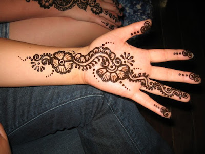 Dalam pernikahan tradisional Timur, ketika desain henna tato ditempatkan di tangan, itu merupakan berkat bagi pengantin.