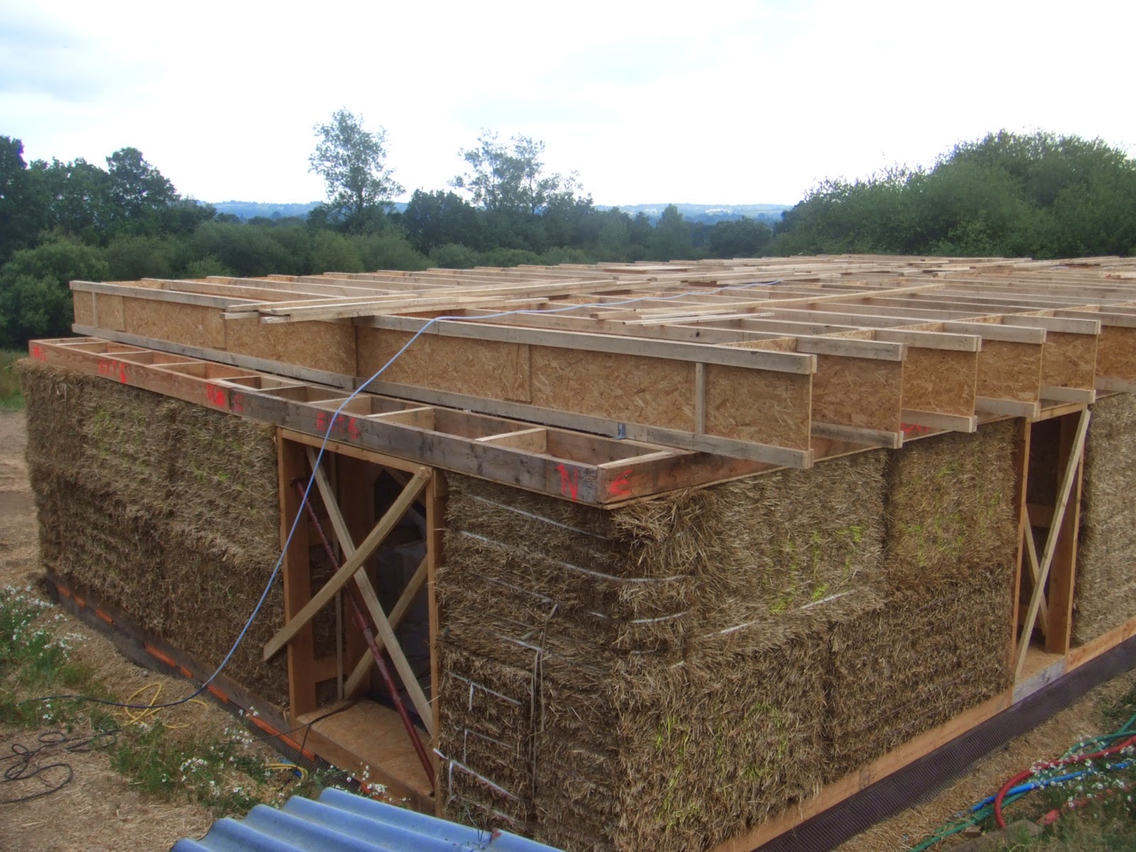 ty-plouz-l-histoire-de-l-autoconstruction-de-notre-maison-en-paille