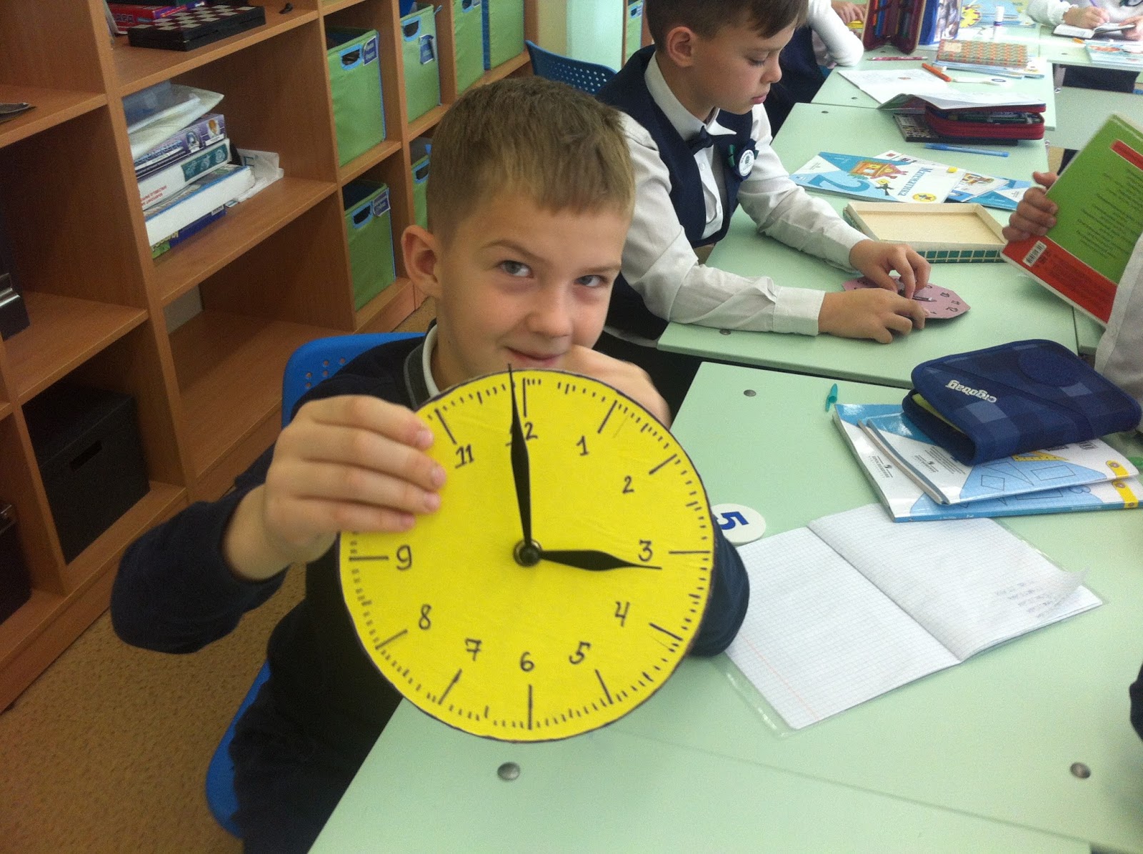 Что делать час назад. Математические часы. Математические часы своими руками. Математические часы в школе. Сделать на математику модель часов.
