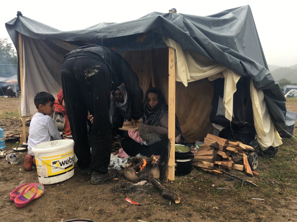 Crise migratoire : à pied, en taxi ou en bus, les migrants n'ont plus le droit de se déplacer en Bosnie