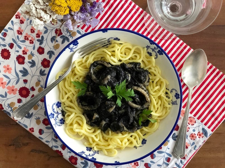 Spaghetti con calamares en su tinta