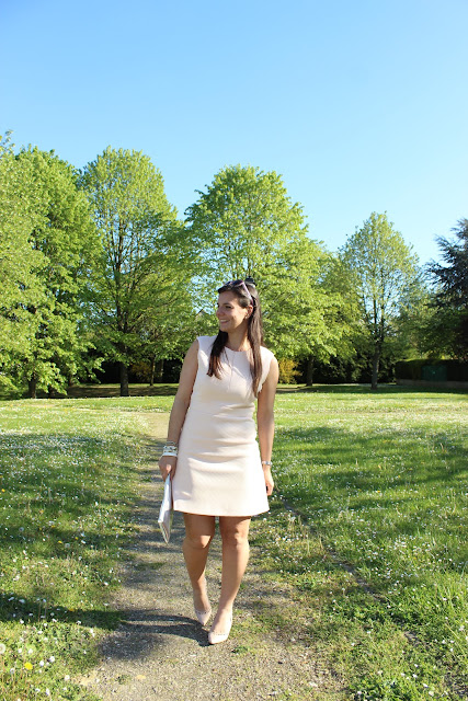 total look nude avec robe maje, trench zara et escarpins minelli nude