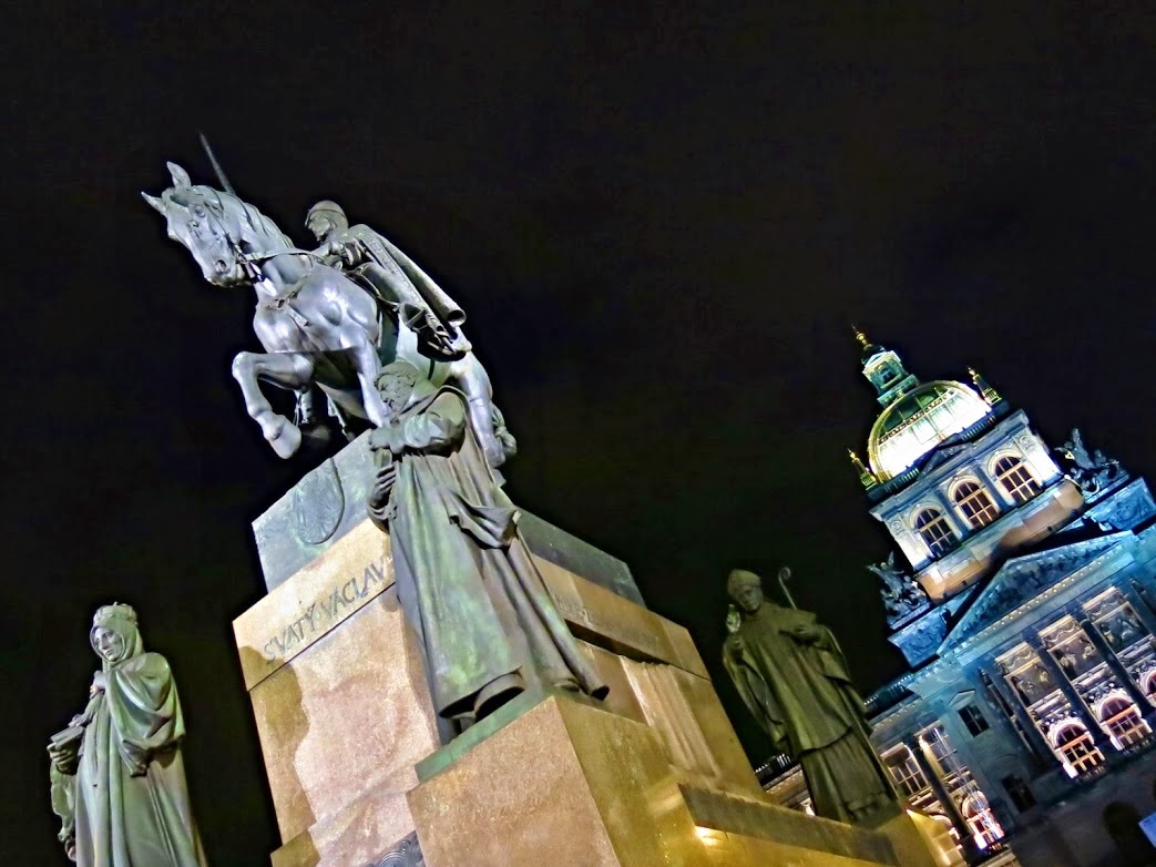 MĚSTO PRAHA: Svatý Václav na jaře Praha Václavské náměstí