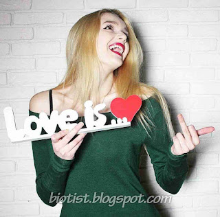 Alisa Manyonok Photos with the middle finger Alisa Manyonok Photos with the middle finger