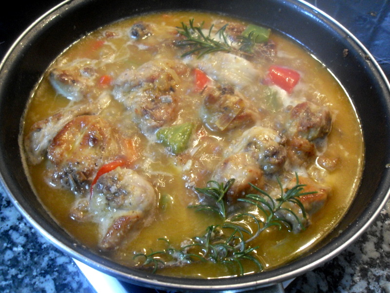 Cocinando el guiso de conejo