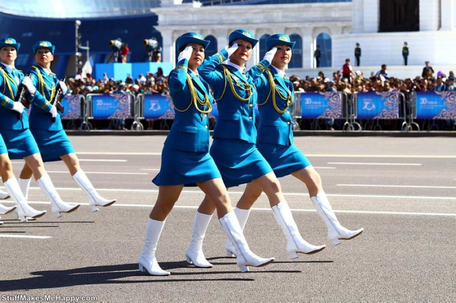 Военная форма казахстана. Женская армия в Казахстане. Казахская Военная форма. Военнослужащие женщины РК. Казахстан армия девушки парад.