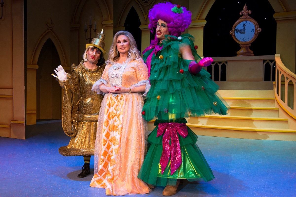 Review A CINDERELLA CHRISTMAS Lythgoe Family Panto Scores Big