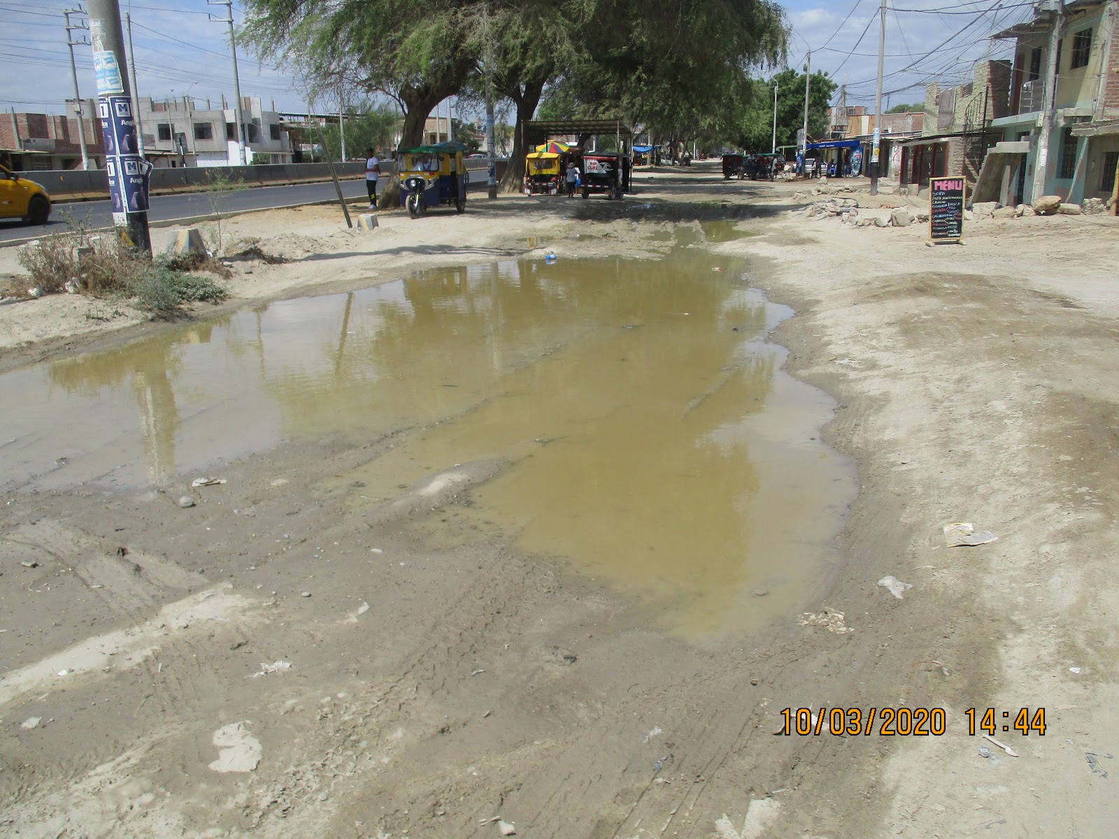EL CORRESPONSAL DE RADIO CUTIVALÚ: FUGA DE AGUA DE TUBERÍA QUE PASA