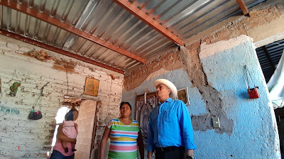 Alcalde Ramón Díaz Nieblas supervisa rehabilitación de techos en la comunidad 17 de octubre de Huatabampo