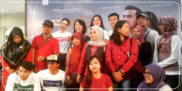 Pemain Film "Terbang Menembus Langit" bersama Komunitas Blogger Jogja saat Meet & Greet #TerbangKeJogja di Hartono Mall Jogja | adipraa.com