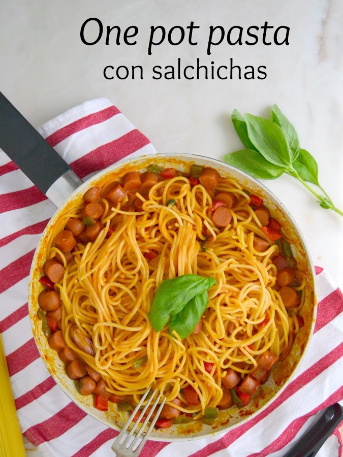 Pasta con salchichas en sartén o "one pot pasta"