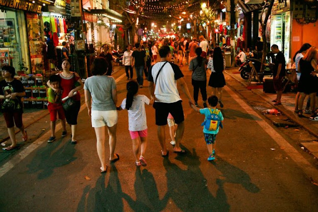 Hanoi Walking Street is the ideal place for weekend entertainment