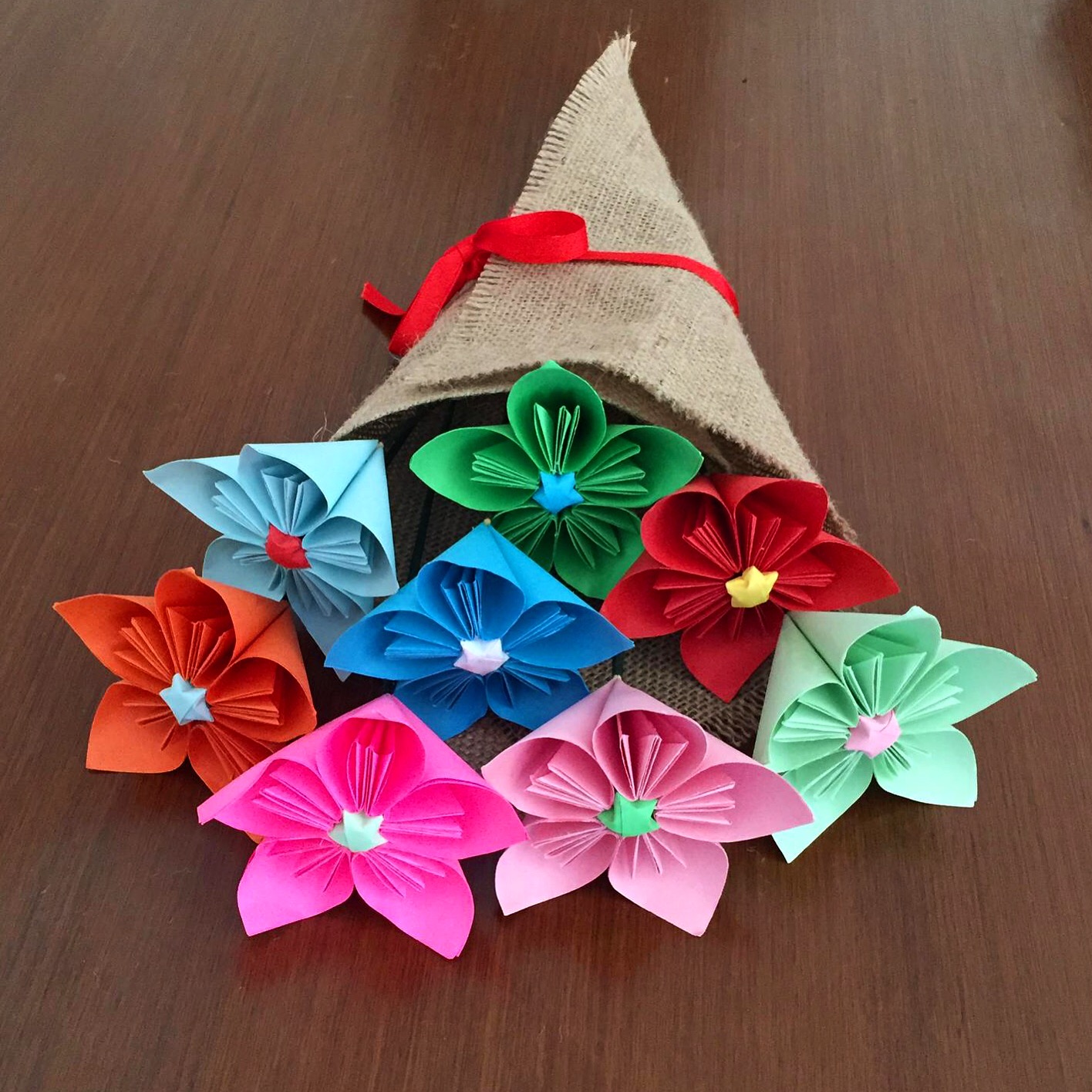 Кусудама колокольчик. Кусудами оригами колокольчик. Цветы из бумаги кусудама колокольчик. Оригами колокольчик и кусудами видеоролик.