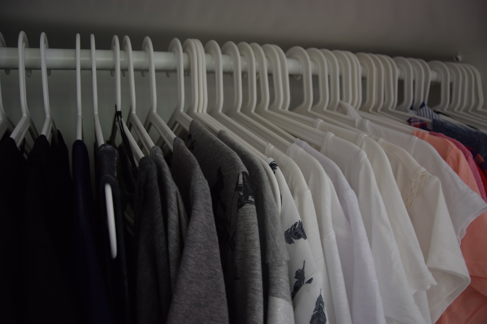 Verwunderlich Kleiderschrank Nach Farben Sortieren Bilder