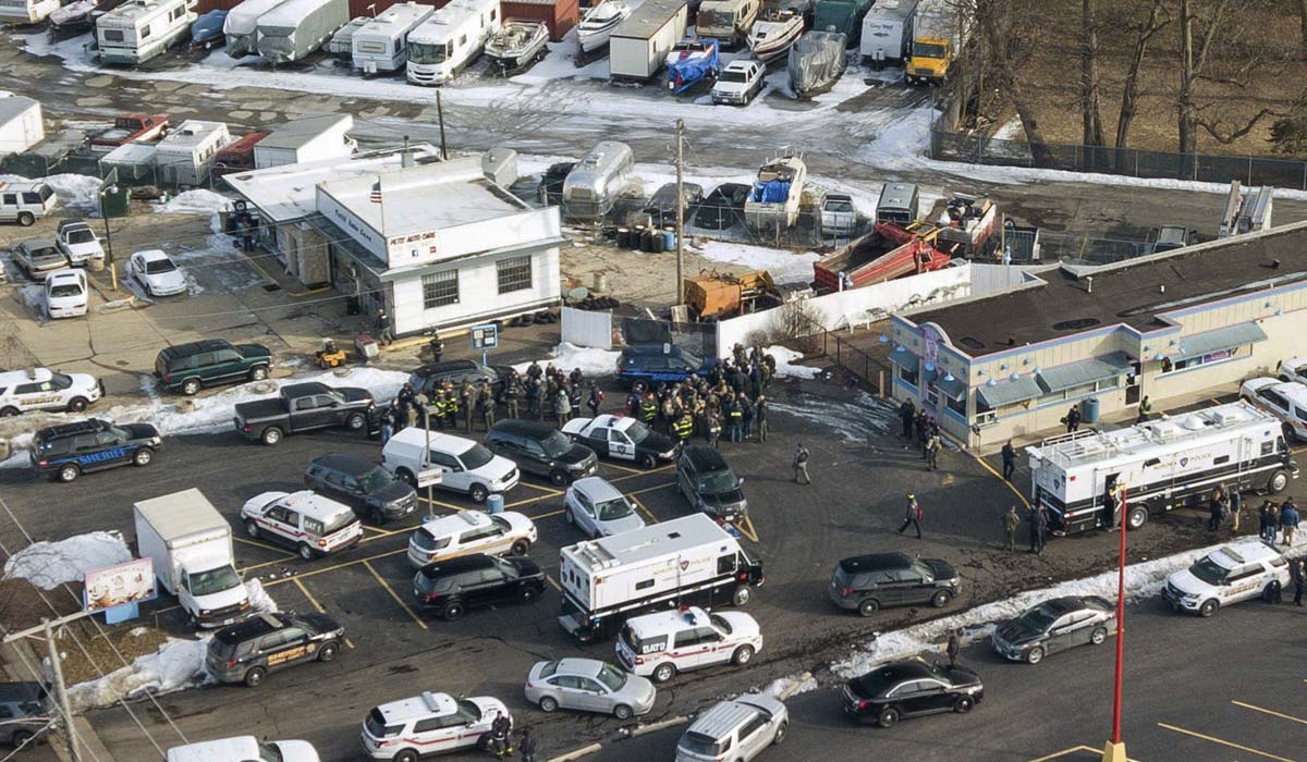 Atirador abre fogo dentro de fábrica em Chicago, nos EUA; ao menos 6 morreram
