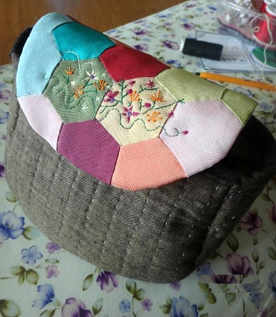 Patchwork and Quilted Hexagon Bag. DIY tutorial in pictures.
