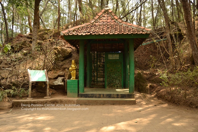 gua pertapaan telaga warna dieng