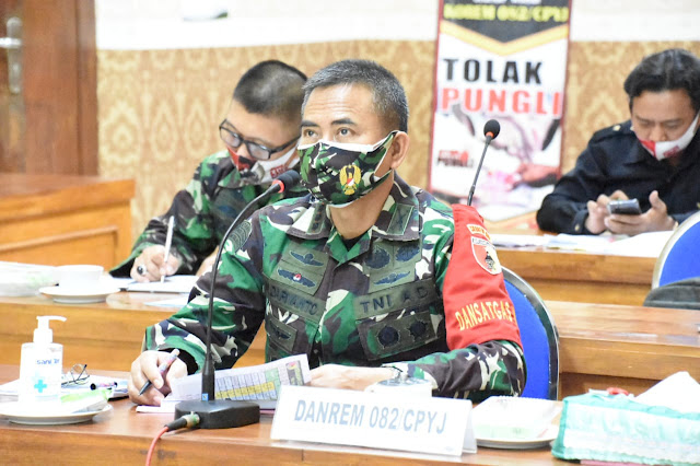 Mojokerto - Danrem 082/ CPYJ Kolonel Inf M. ⁸Dariyanto selaku Dansubsatgas Gugus Tugas Percepatan Penanganan COVID-19 Di wilayah Jajaran Korem 082/CPYJ Mojokerto  didampingi Kasi Ops Korem 082/ CPYJ Mayor Inf Topan Angker mengikuti video conference (vidcon) bersama Ketua Gugus Tugas Percepatan Penanganan COVID-19 Nasional Letnan Jenderal TNI Doni Monardo di Ruang Rapat Makorem 082/ CPYJ , Jalan Veteran No.3 Kota Mojokerto, Minggu ( 20/09/202).   Vidcon tersebut membahas terkait Data update Nasional dalam satu minggu terakhir, pelaksanaan tentang operasi pendisiplinan protokol kesehatan di masyarakat.    Dalam vicon tersebut juga⁴ disampaikan paparan evaluasi pelaksanaan pendisiplinan di beberapa Provinsi di Wilayah Indonesia.  Dalam kegiatan vidcon tersebut disampaikan tentang data satu minggu terakhir dimana kasus aktif sebanyak 57.796 atau 23,62% kasus kematian sebanyak 3,90% , kesembuhan 72,47%,  untuk itu pemerintah mengharapkan semua jajaran agar bekerja keras bahu membahu untuk memutus penyebaran Virus Corona atau  Covid -19 sehingga Bangsa Indonesia dalam waktu yang singkat dapat terbebas dari pandemi Covid - 19.      Kegiatan Vidcon ini difasilitasi Infolanta Korem 082/ CPYJ selaku satuan yang mendukung sarana dan prasarana teknologi informasi administrasi bagi kepentingan kelancaran pelaksanaan fungsi-fungsi Unit Organisasi (U.O). Turut hadir dalam vicon mendampingi Danrem 082/ CPYJ , diantaranya Pasi Wanwil , Wadan Tim Intel Korem dan Paur Produksi Pen Rem. (Jayak)