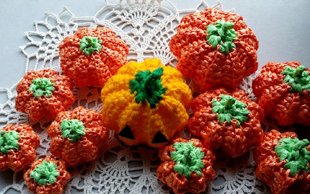 アクリル糸で編むカラフルかぼちゃはマルチに使える,Colorful pumpkin knitted with acrylic thread can be used for multiple purposes,丙烯线编织的彩色南瓜有多种用途