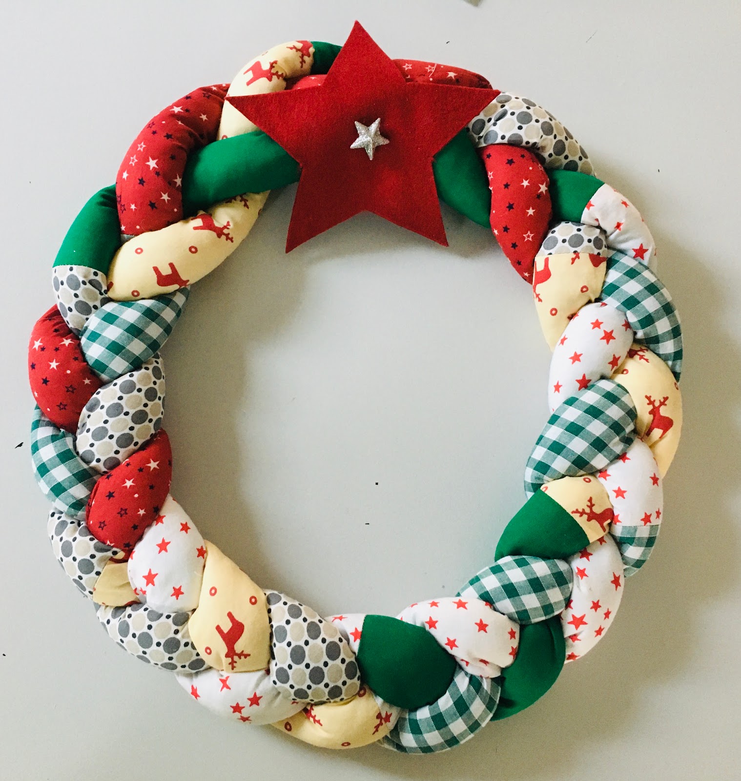 la petite maison de Sylvie: Une couronne de Noël en tissus patchwork
