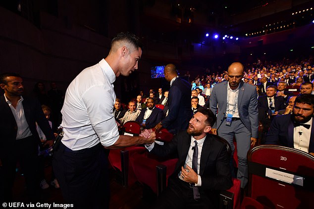 Messi và Ronaldo tay bắt mặt mừng, thân thiện khó tin 2 Messi và Ronaldo tay bắt mặt mừng, thân thiện khó tin 2