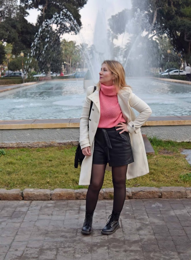 Jersey_rosa_botas_militares_Y_abrigo_blanco