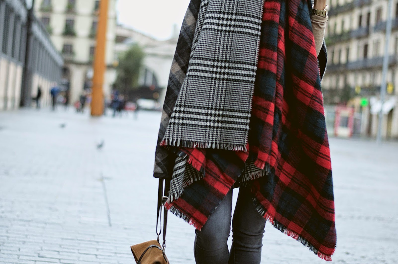 capa y bufanda Zara, Jeans Mango, Bolso El Potro, Pendientes H&M, calcetines Calcedonia, Zapatos Urban Outfiters