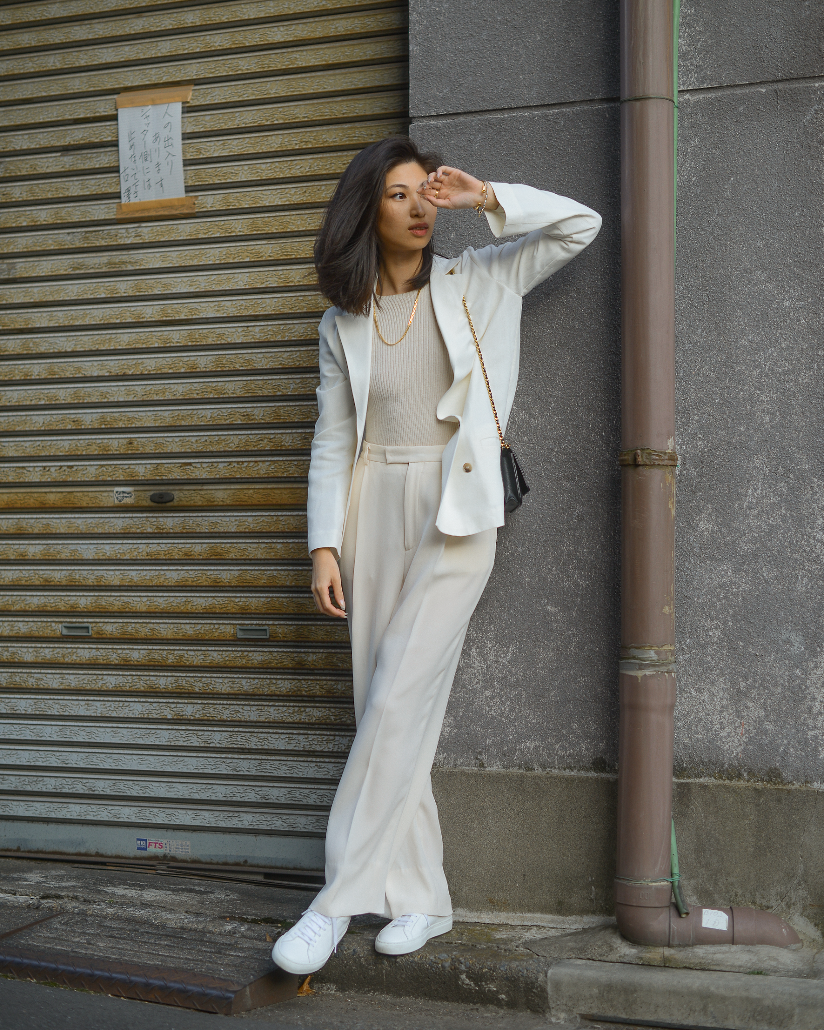 Winter white outfit ideas, styling white wide leg trousers, simple outfit ideas with white blazer, wide leg trousers and sneakers / FOREVERVANNY by Van Le