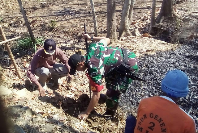 Agar Tidak Longsor Babinsa Geneng Bantu Pembuatan Talud