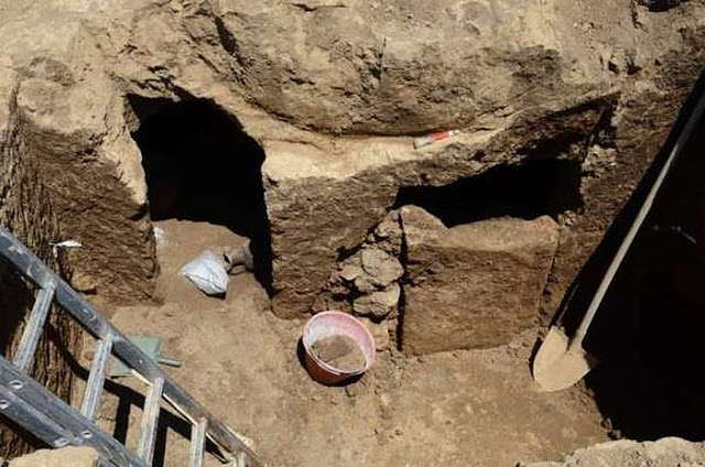 археологические памятники селище городище могильник. омская область красный яр береговая. археологи нашли древнюю могилу в шилкинской пещере. иволгинское гуннское городище. археологические раскопки омск.