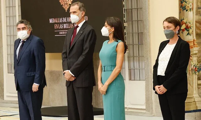 Queen Letizia wore a turquoise green dadoria midi length shift dress from Hugo Boss, and camel beige leather pumps from Prada