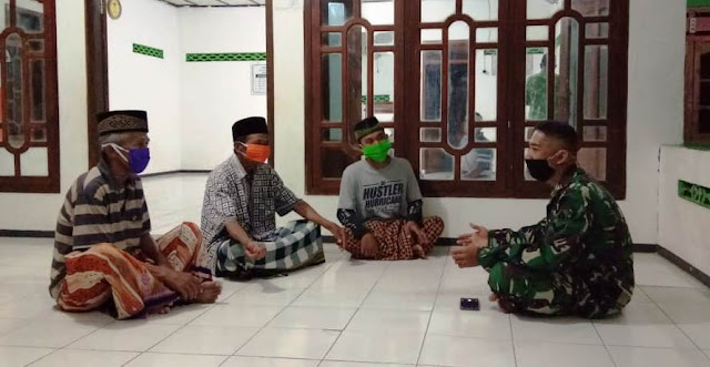 Satgas TMMD Reg 109 Sempatkan Komsos dengan Imam Masjid