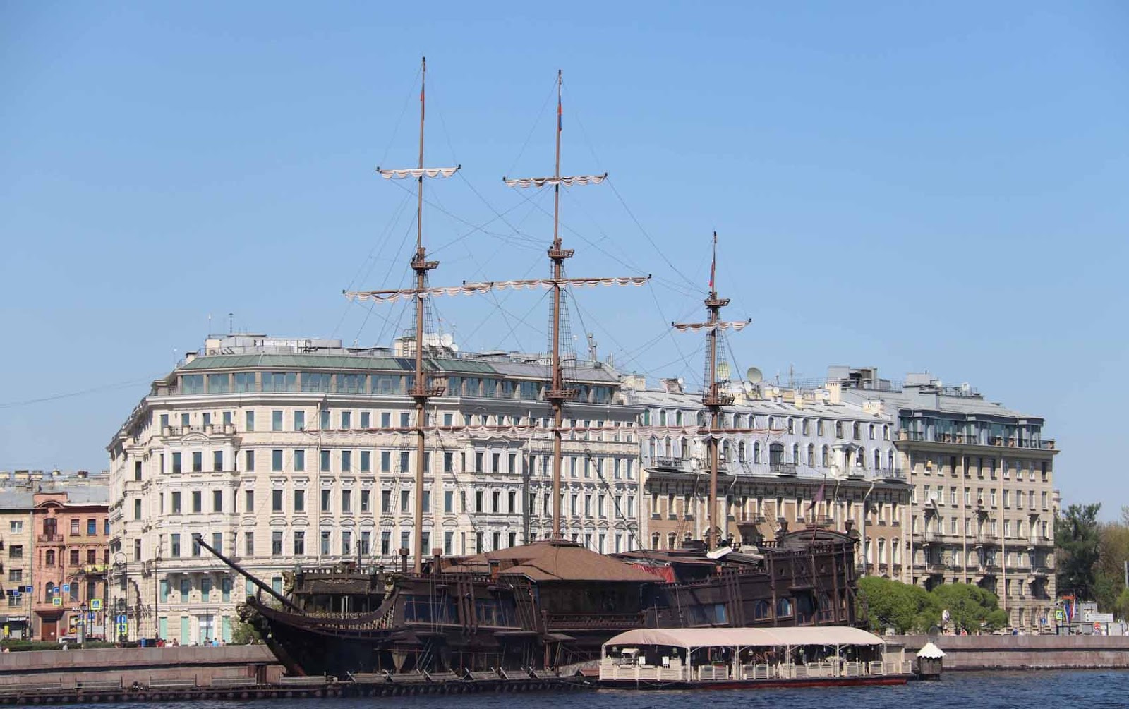 Tämä kaunis laiva toimii myös ravintolana Laiva Neva-joen varrella