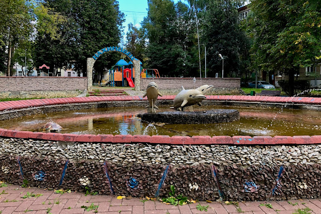 Севастопольский проспект, сквер «Нахимовец», фонтан «Три дельфина»
