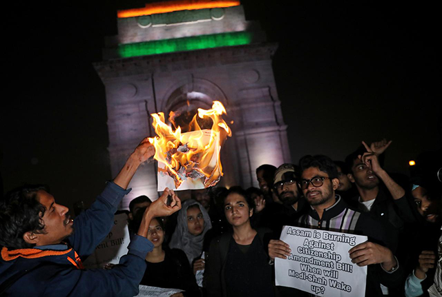 හින්දු අධිපතිවාදී නීතිවලට එරෙහිව නැගී සිටින ඉන්දියානුවන් 