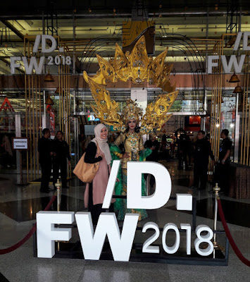 Highlight Indonesia Fashion Week 2018: Pesona Salju Dalam "Deep Ice" Rancangan Viena Mutia|KD