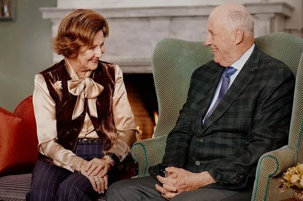 Royal Court has released official photos of King Harald and Queen Sonja. King Haakon and King Olav. Sonja wore a silk blouse and velvet vest