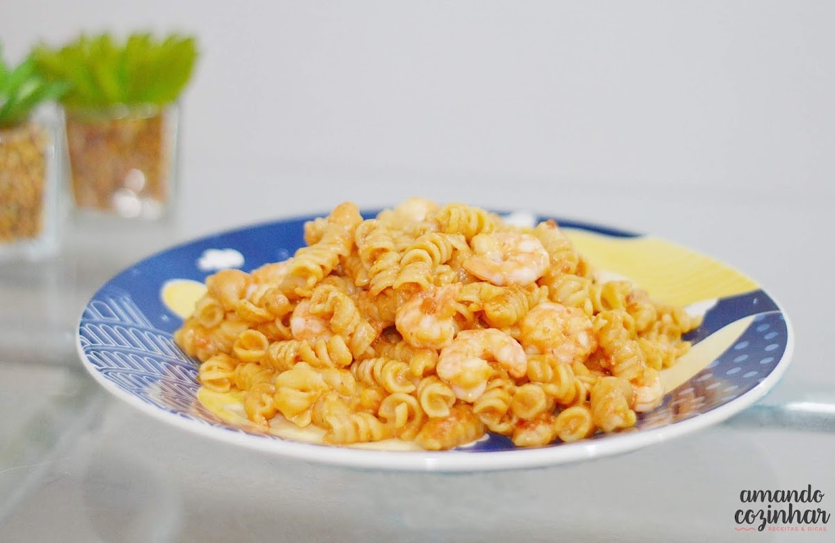 Macarrão com camarão na panela de pressão