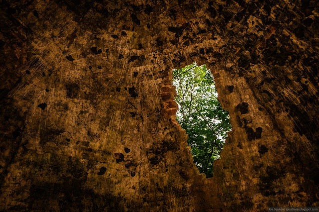 Сочинение про усадьбу рукавишниковых Каменные своды грота с дырами