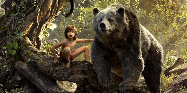 Neel Sethi como Mowgli, junto con Baloo, en una escena de El Libro de la Selva