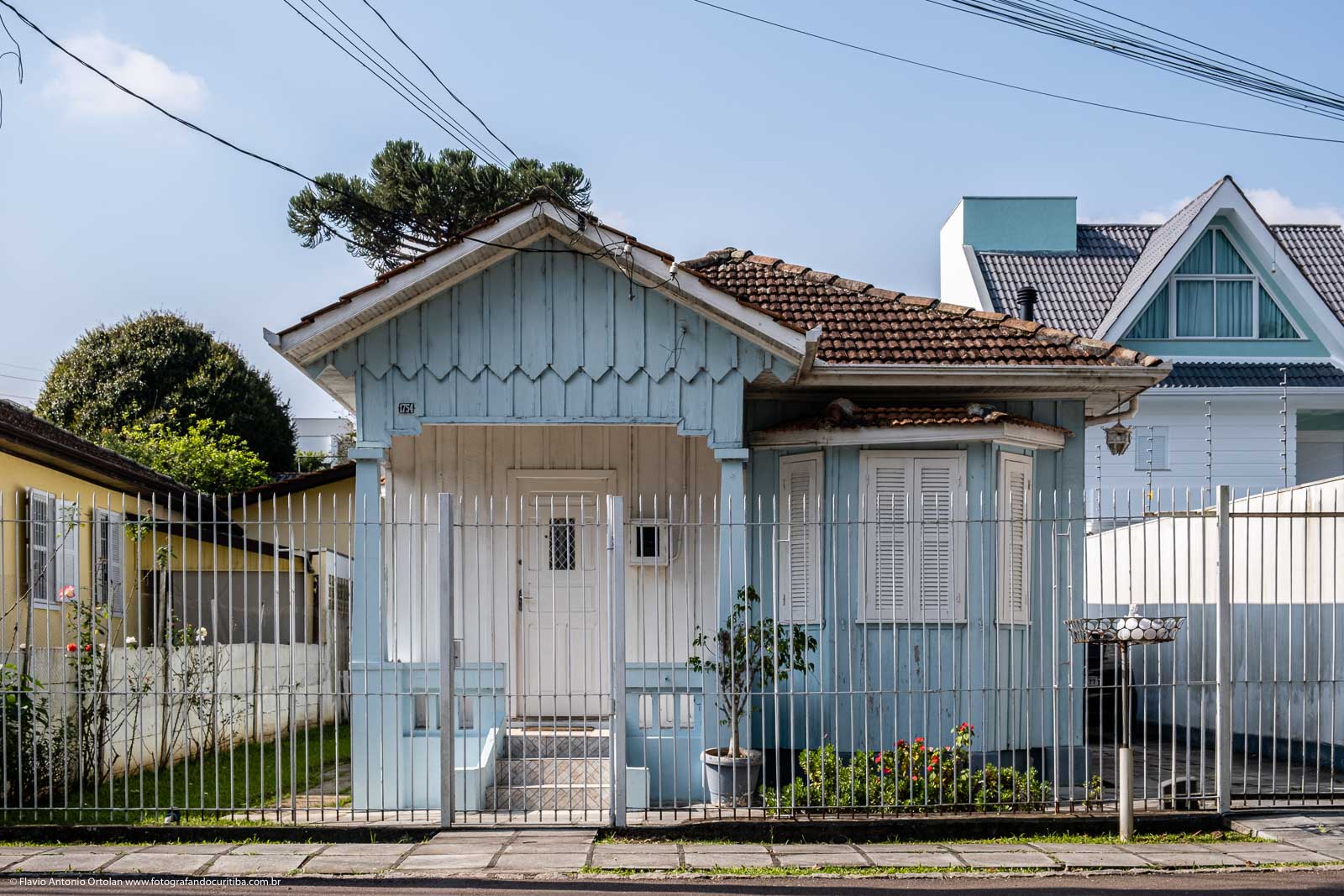 Casa de madeira pintada de azul