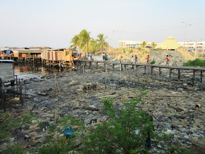 Basura bajo las casas flotantes de Semporna