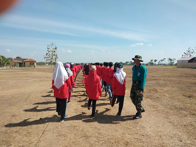 Teriknya Matahari Tidak Menurutkan Niat Anggota Koramil Ngrampal Latih Paskibraka Teriknya Matahari Tidak Menurutkan Niat Anggota Koramil Ngrampal Latih Paskibraka