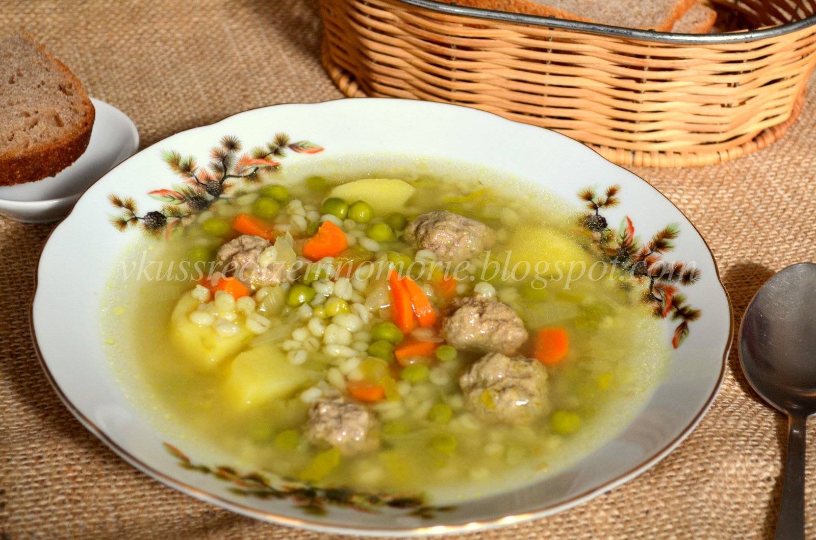 суп с фрикадельками и зеленым горошком