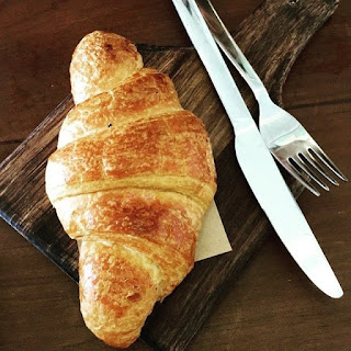 Cách làm bánh sừng bò cong-thuc-lam-banh-sung-bo-nhan-trung-muoi-tan-chay-bread-talk-3