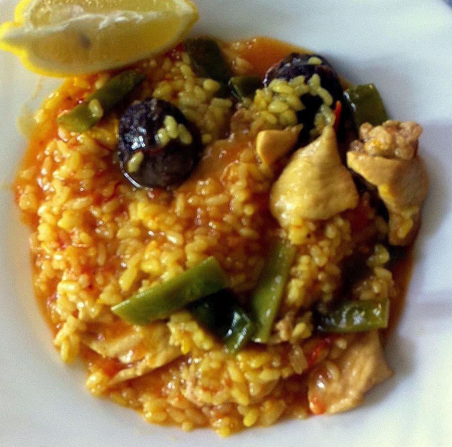 La cocina "del" Francesc Paella del tros, con butifarra negra
